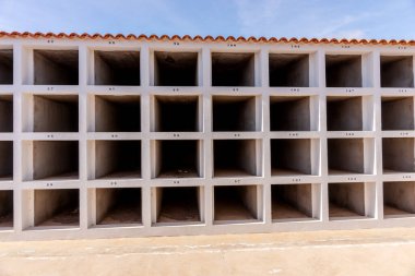 Mezarlıkta numaraları olan boş mezarlıklar. Kanarya Adaları