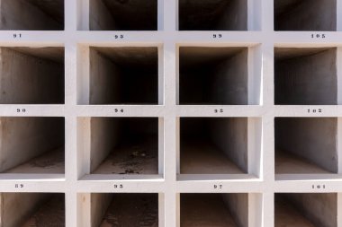 Mezarlıkta numaraları olan boş mezarlıklar. Kanarya Adaları