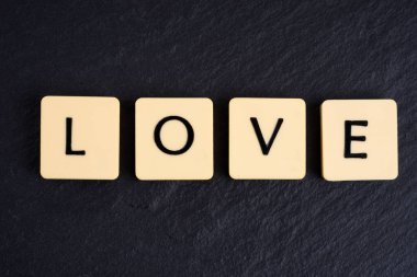 Siyah arka planda aşk kelimesi