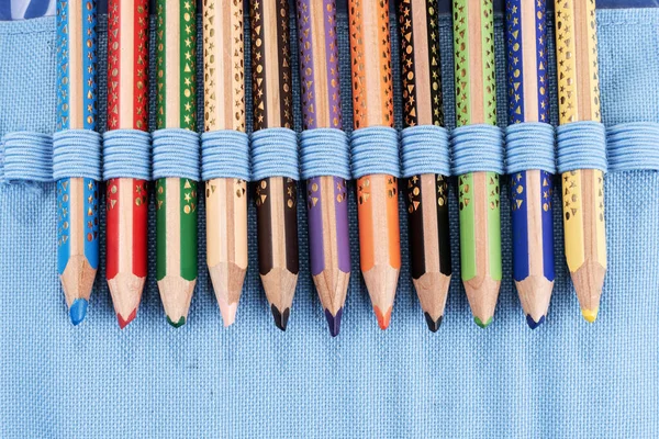 Lápices Colores Sobre Fondo Azul Fila Lápices — Foto de Stock