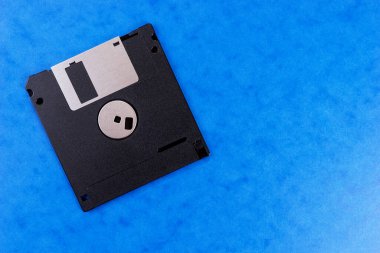 Disket mavi arkaplanda izole edildi. Retro bilgisayar disketi