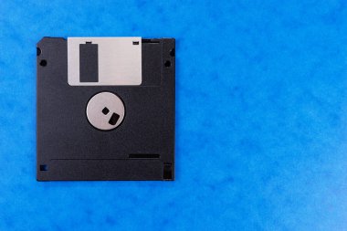 Disket mavi arkaplanda izole edildi. Retro bilgisayar disketi