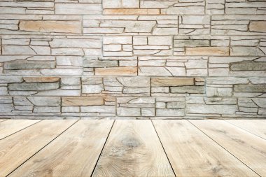 Tuğla duvar zemininde boş tahta masa