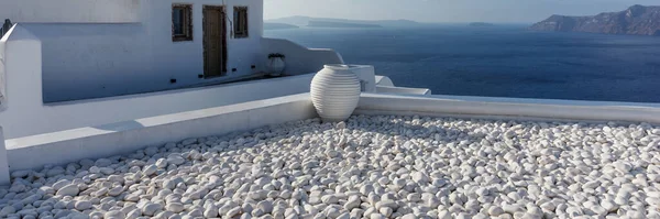Біла Керамічна Ваза Терасі Панорамне Зображення — стокове фото