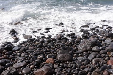 Kumsalda siyah taşlar. Doğal arkaplan