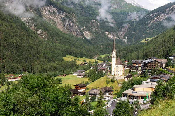St. Vincent Kilisesi ile Heiligenblut Hohe Tauern dağlarının önünde. Carinthia 'da. Avusturya