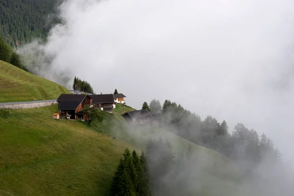 多雾的山上有传统的高山村舍 奥地利 — 图库照片