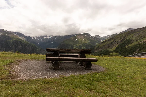 Rural Wooden Picnic Table Bench Green Grass Hill Alpine Mountain — Φωτογραφία Αρχείου