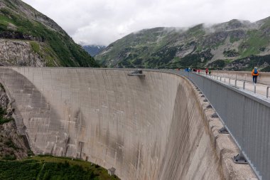 İzleme platformlu KInbreinsperre Barajı, Malta Vadisi 'ndeki Airwalk. Carinthia 'da. Avusturya. Sersemletici Alp Manzarası 'ndaki Hidroelektrik santralinin Baraj ve Rezervuarı