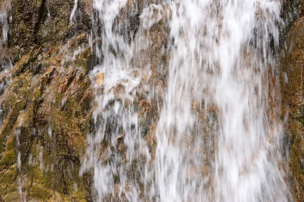 Feche Cachoeira Que Flui Face Rocha Fundo Natural — Fotografia de Stock