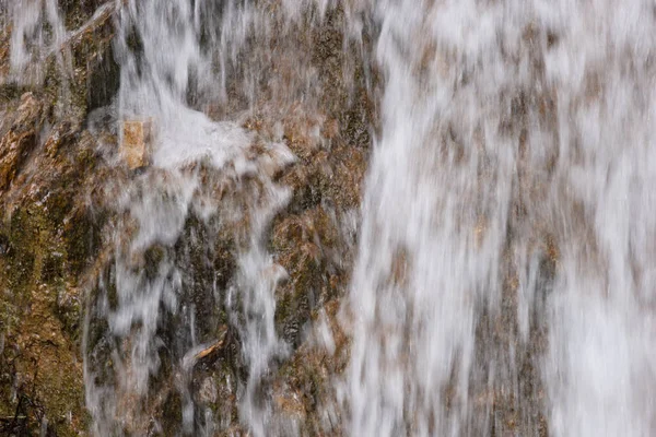 靠近岩石表面上流动的瀑布 自然背景 — 图库照片