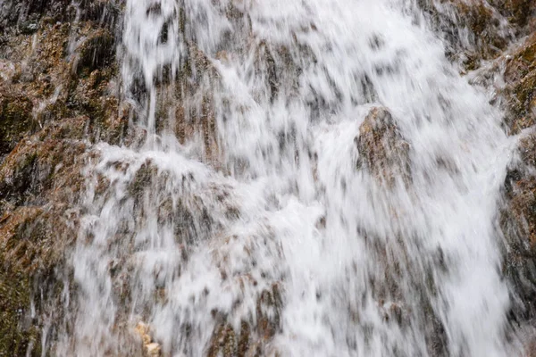 Feche Cachoeira Que Flui Face Rocha Fundo Natural — Fotografia de Stock