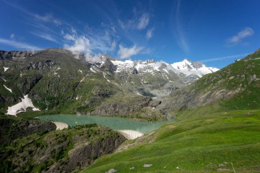 Grossglockner Dağı 'nın altındaki Margaritze Barajı' nda. Avusturya