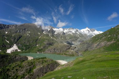 Grossglockner Dağı 'nın altındaki Margaritze Barajı' nda. Avusturya