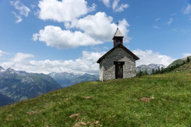Avusturya 'daki Grossglockner manzaralı dağda küçük bir şapel.