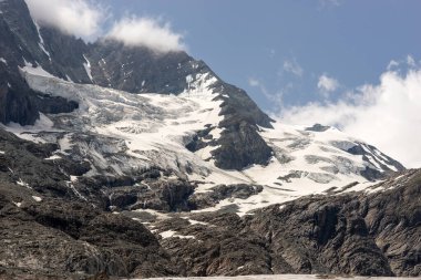 Grossglockner yakınlarındaki dağlarda buz ve kar. Avusturya