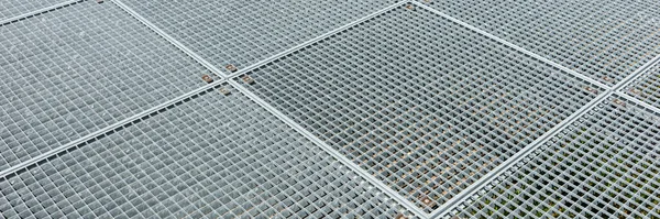 Metallpanorama Hintergrund Gitterplattform Quadratisches Verzinktes Industrielles Metallgitter — Stockfoto