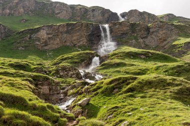 Grossglockner yüksek alp yolunda şelale. Avusturya. Avrupa