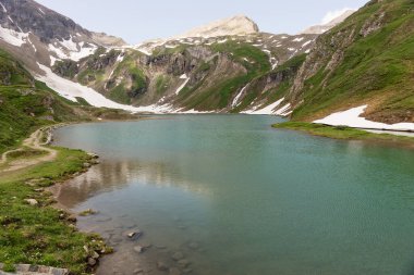 Hohe Tauern Ulusal Parkı 'nda Alp Gölü' nün adı Nassfeld Speicher. Avusturya
