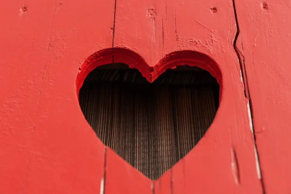 红漆木锯成的心形 — 图库照片