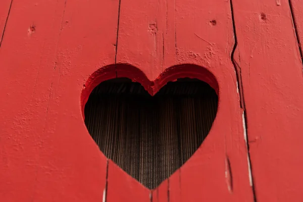红漆木锯成的心形 — 图库照片