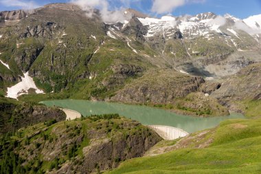 Grossglockner Dağı 'nın altındaki Margaritze Barajı' nda. Avusturya. Avrupa