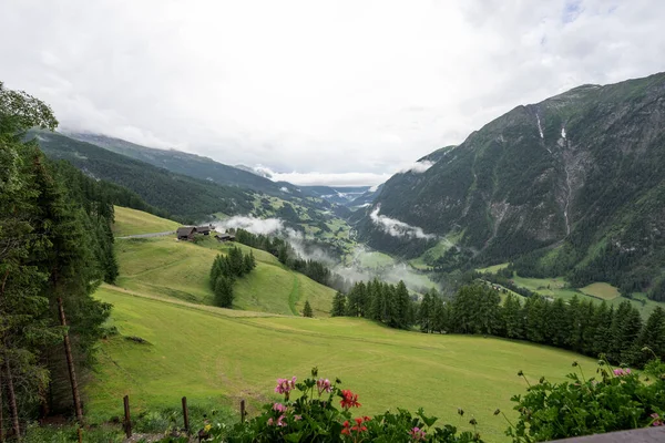 云彩从阿尔卑斯山的山谷中升起 奥地利 — 图库照片