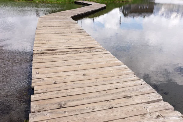 湖の上に木の板で作られた浮遊歩道 — ストック写真