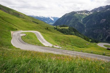 Grossglockner High Alpine Yolu 'nda keskin viraj. Avusturya