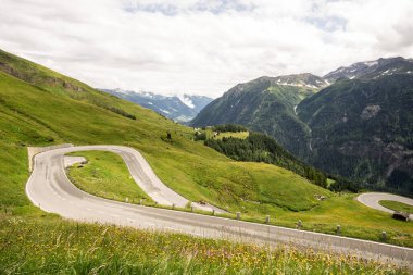 Grossglockner High Alpine Yolu 'nda keskin viraj. Avusturya
