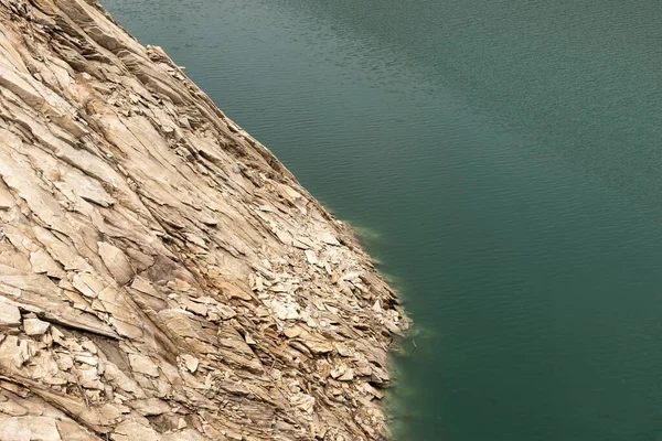 Rotskliffen Steken Uit Het Heldere Water Natuurlijke Achtergrond — Stockfoto