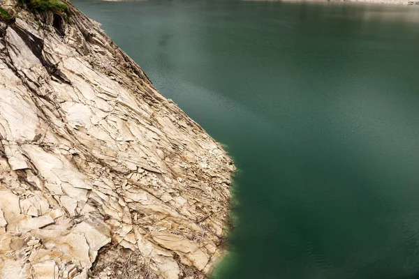 Rotskliffen Steken Uit Het Heldere Water Natuurlijke Achtergrond — Stockfoto