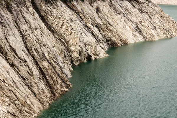 Rotskliffen Steken Uit Het Heldere Water Natuurlijke Achtergrond — Stockfoto