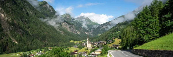 海利根布拉特全景 与圣文森教堂在何和陶恩山前 奥地利 — 图库照片