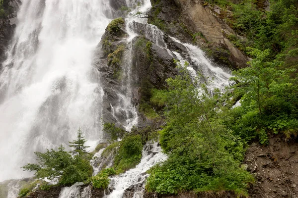 Cascata Cade Nel Fiume Dopo Forti Piogge Primo Piano — Foto Stock