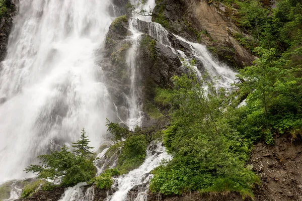 Wasserfall Stürzt Nach Starkem Regen Den Fluss Nahaufnahme — Stockfoto