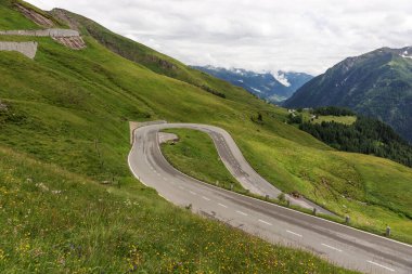 Grossglockner High Alpine Yolu 'nda 180 derece viraj. Avusturya