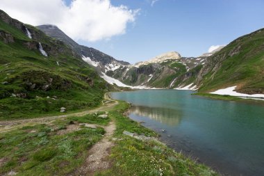 Hohe Tauern Ulusal Parkı 'nda Nassfeld Speicher adında harika bir alp gölü. Avusturya