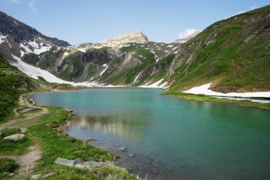 Hohe Tauern Ulusal Parkı 'nda Nassfeld Speicher adında harika bir alp gölü. Avusturya