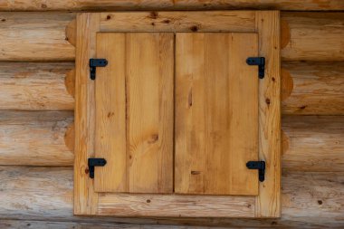 Yeni ahşap bir evin kapalı ahşap penceresi