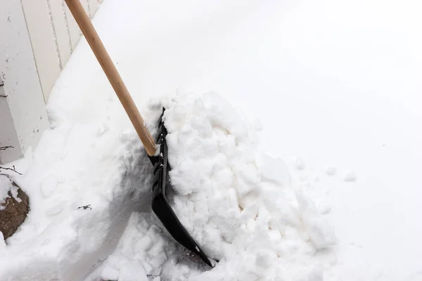 Снежная Лопата Очистить Снег Перед Дверью Гаража — стоковое фото