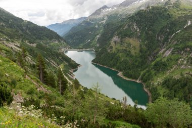 Galgenbichl barajı ve Hohe Tauern 'deki su deposu. Carinthia 'da. Avusturya
