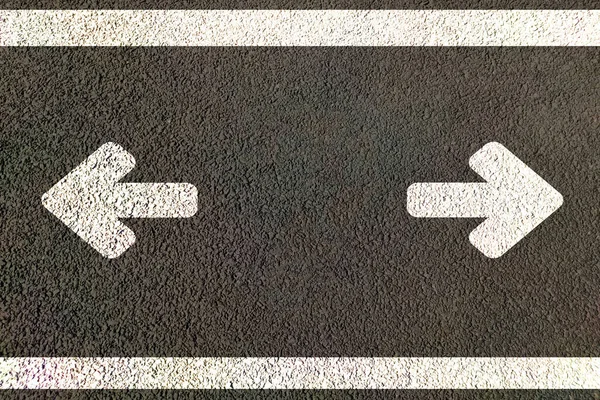 Siyah asfaltta beyaz sağ ve sol ok. Trafik işareti.