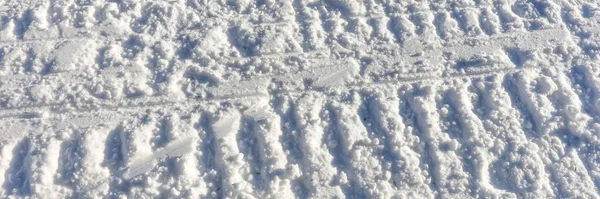 Snowmobile Marcas Pista Neve Panorâmica Fundo Neve — Fotografia de Stock