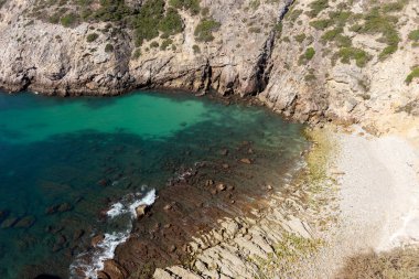 Turkuaz suyu olan kayalık deniz kıyısı. Akdeniz kıyısında bir körfez