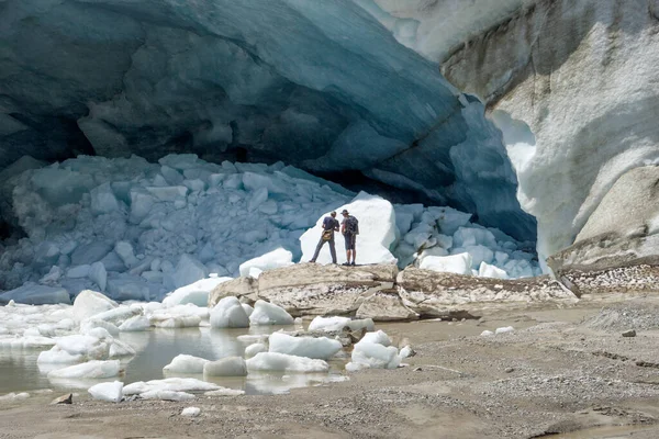 Dos Hombres Paran Frente Cueva Glaciar Pasterze Austria Julio 2021 — Foto de Stock