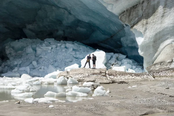 Dos Hombres Paran Frente Cueva Glaciar Pasterze Austria Julio 2021 — Foto de Stock