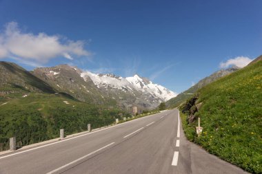 Grossglockner Dağı 'nın Grossglockner High Alpine Yolu' ndan görünüşü. Avusturya