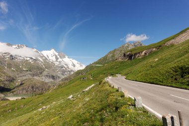 Grossglockner Dağı 'nın Grossglockner High Alpine Yolu' ndan görünüşü. Avusturya