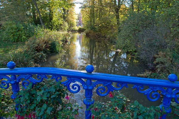 Ponte azul no parque — Fotografia de Stock